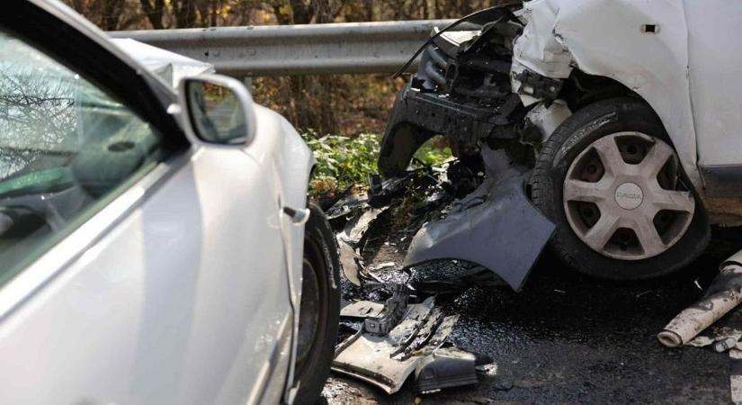 Beszorult egy sofőr Eger és Egerszalók között - durva karambol történt