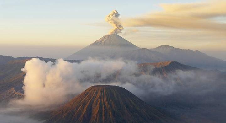 Több kilométer magas a füstoszlop: kitört a Szakuradzsima vulkán Japánban