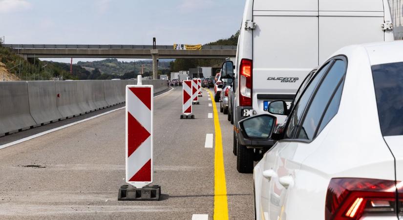 Erős forgalom miatt torlódik itt az M1-es autópálya forgalma