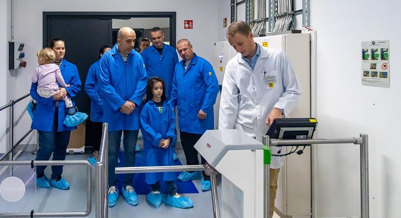 A jövő szenzorai testközelből: teltházas gyárlátogatások a Sensirionnál