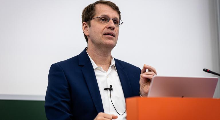 Így adhatja vissza a vakok látását egy világhírű magyar kutató