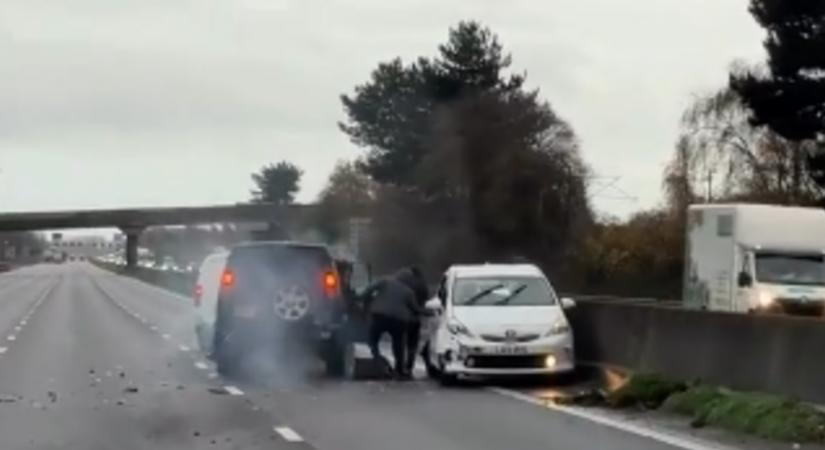Négy férfi összetört, majd kifosztott egy kisautót az autópályán