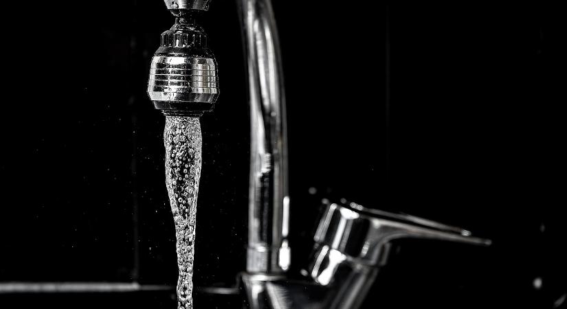 Nem vicc: palackos vízzel próbálták túlélni a munkanapokat az állami intézmény dolgozói