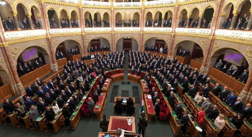 Nagy munkában a parlament – több mint egy tucat előterjesztésről tárgyalnak hétfőn