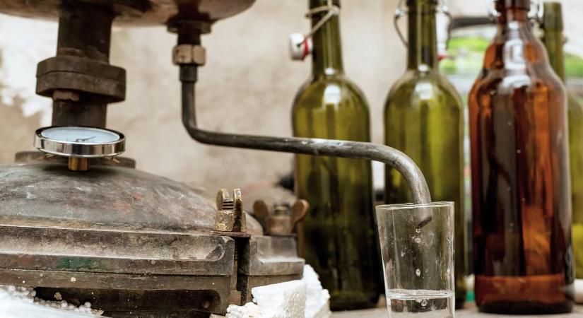 A szomszéd a kertben főzi a pálinkát? Jogász elmagyarázta, mikor legális a házi főzés