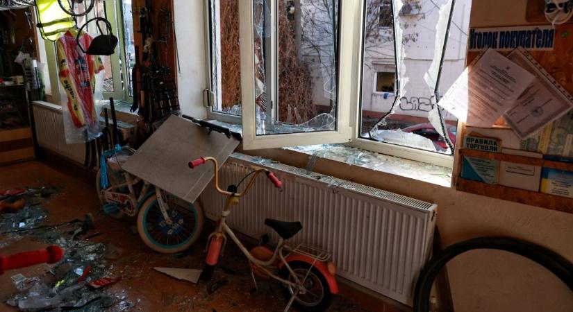 Dunai gázszállító hajót támadtak az orosz drónok, Romániában egy település lakóit evakuálták