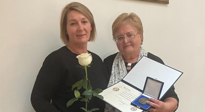 Életműdíjat kapott Kőháziné Kovács Mária, a Platán iskola legendás könyvtárosa – fotók