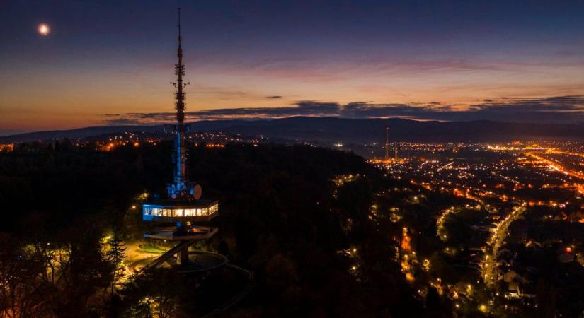 Lilába borul az Avasi kilátó