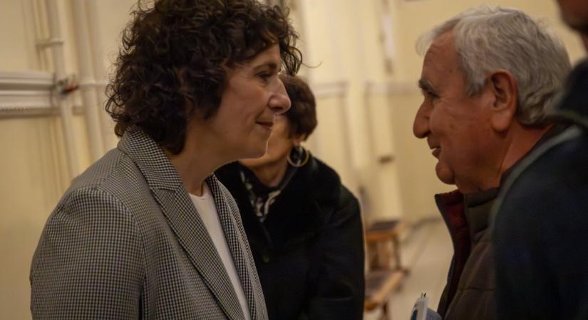 „De jó, hogy végre valaki meghallgat” – megható történetek az országjáráson