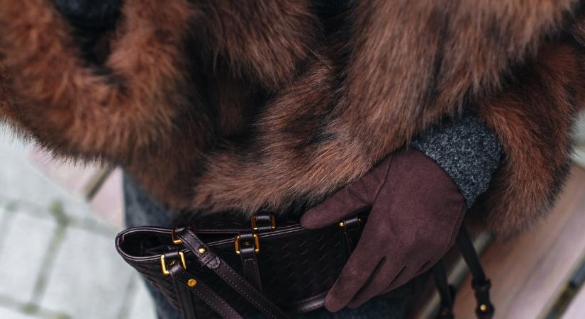 Ez a táska a szezon legnagyobb trendje: így viseld a koptatott bőrt