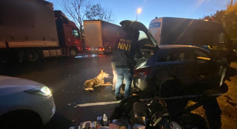 Mosószeres flakonban hozták Hollandiából az amfetamint, egy autópálya pihenőjében csaptak le rájuk a rendőrök