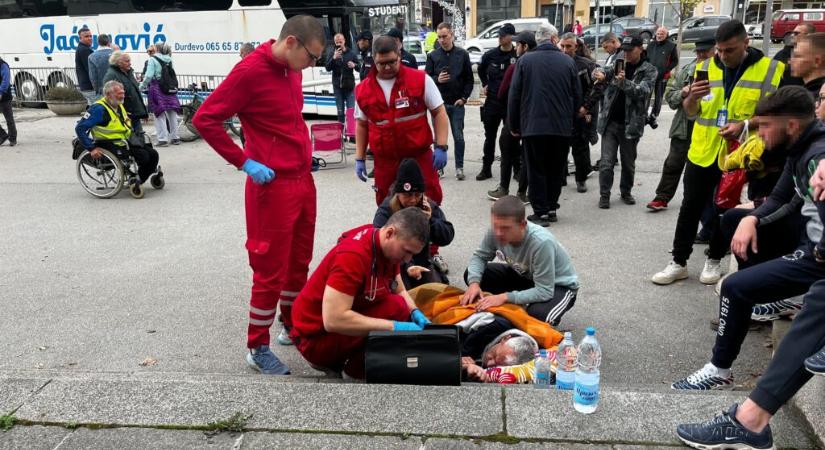 Jaćimovićhoz mentőt kellett hívni, a Demokrata Párt elnöke odabilincselte magát az autóbuszhoz