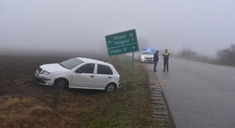 Reggeli káosz Tolnában: egyik autó táblát döntött, a másik ráfutott