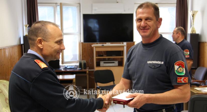 Komlói tűzoltókat díjaztak a hűség és a szolgálat jegyében