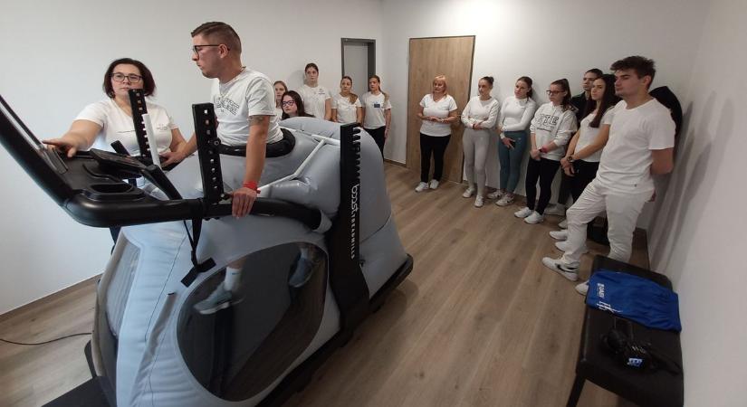 Űrhajós technológiával készülnek a jövő gyógytornászai a zalai városban (videó)