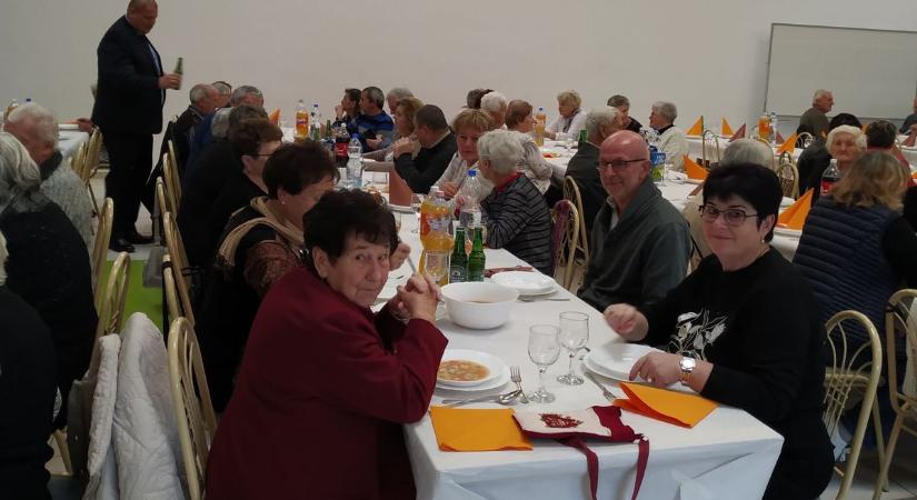 200 ajándékcsomagot kaptak ezen a zalai településen az idősek