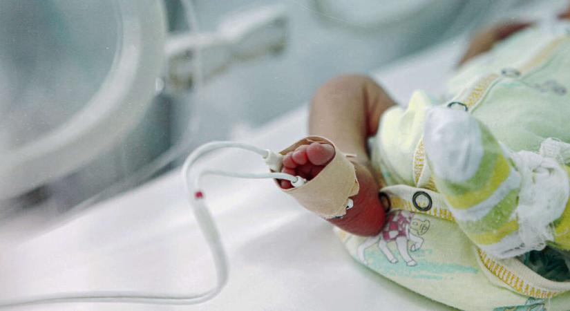 Koraszülés: nehéz döntések, figyelmeztető jelek és rendszerszintű megoldások