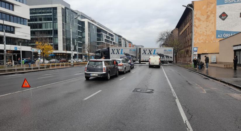 Három autó rohant egymásba, megbénult a főváros közlekedése