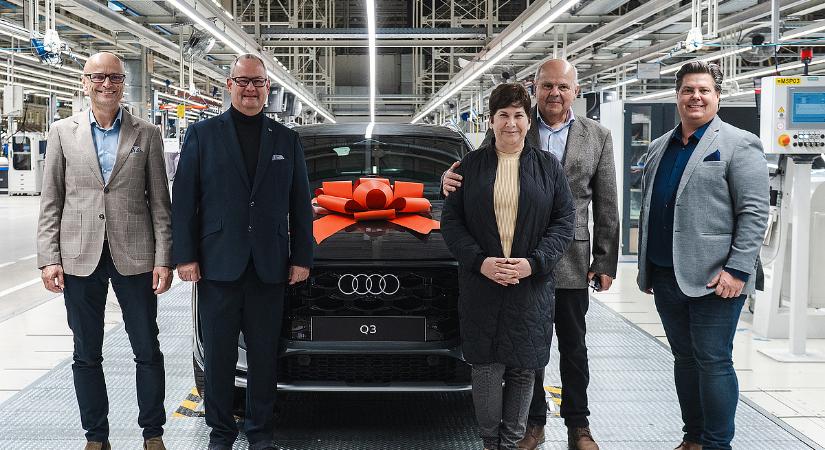 Történelmi pillanat az Auditól: átadták az első itthon készült Q3-at