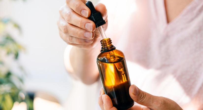 Felejtsd el a bolti légfrissítőket: 7 csepp egy pohár vízbe, és otthonod azonnal kertillatú lesz