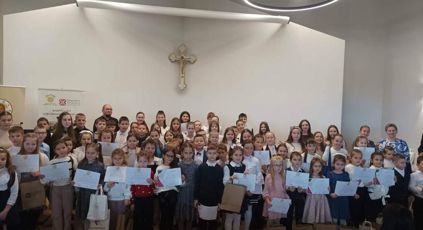 Rekordszámú résztvevő az Ortutay Központban megrendezett Erzsébet-napi szavalóversenyen - A lélek tiszta hangjai