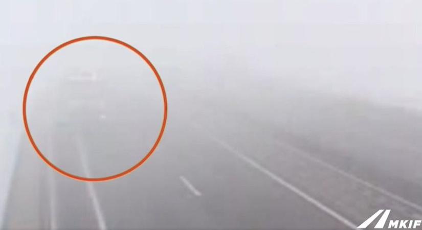 Döbbenetes videó: nem vette észre a völgyhídon lerobbant kukásautót a félelmetes ködben
