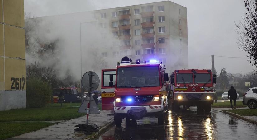 Tűz ütött ki egy nagytapolcsányi társasházban – többen megsérültek, evakuálni kellett a lakókat