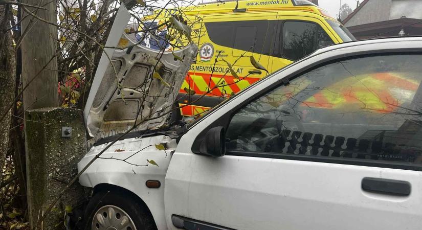 Villanyoszlopnak ütközött autójával egy idős férfi, a helyszínén életét vesztette
