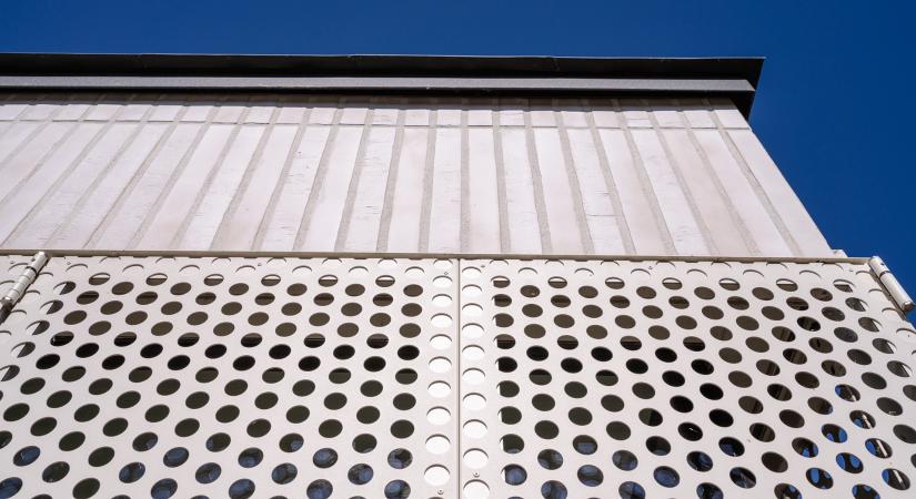 Fény, forma, funkció – homlokzati karakterformálás perforált árnyékolókkal