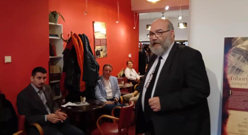 Kiállítás a kényszermunkatáborokról – a rendszerváltásról emlékeztek meg a komáromi kávézóban