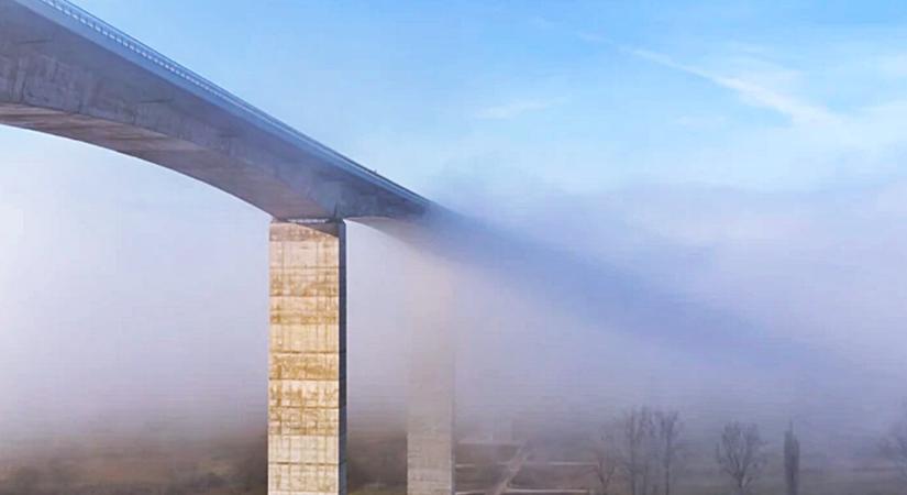 Katasztrófa a ködben: későn vette észre a sofőr a völgyhídon álló kukásautót