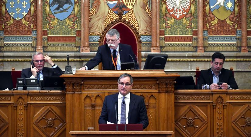 A kormány benyújtotta a tizennegyedik havi nyugdíj törvényjavaslatát