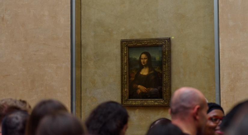 TikTok-csíny a Louvre-ban: saját festményüket akasztották a Mona Lisa mellé