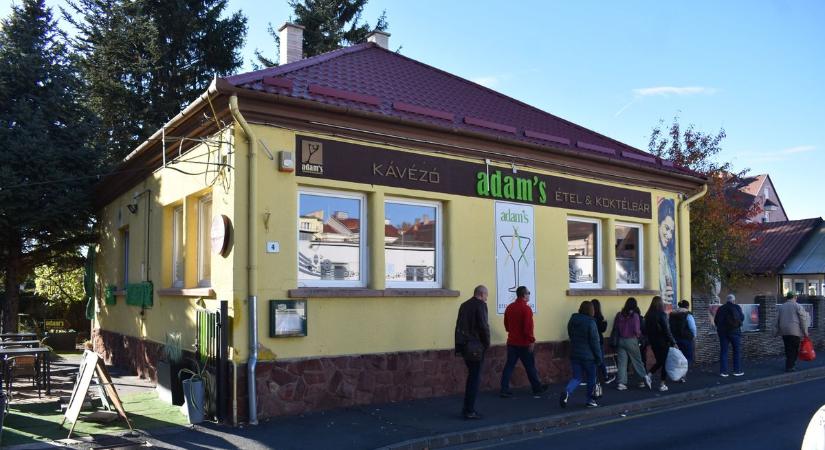 Boldogságot sugároznak a fiatal édesanya alkotásai – zenés festménykiállítás lesz Zalában