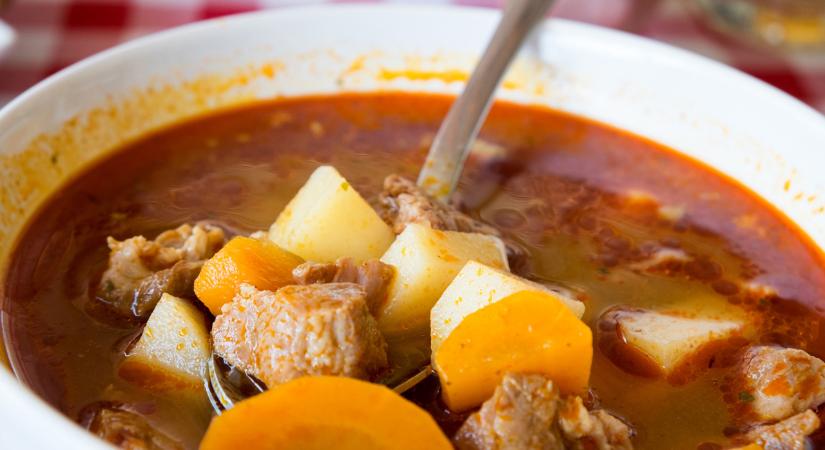 A profi szakácsok víz helyett ezt használják a gulyáshoz