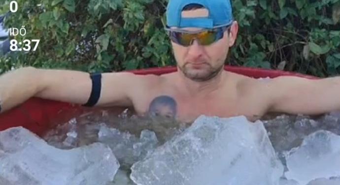 Fürdőnadrágban túrázik télen és jeges vízben fürdik a Fejér megyei sportoló
