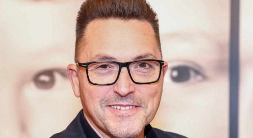 Ákos kisebbik lányával és feleségével szurkolt a magyar válogatottnak: Júlia szépségétől dobtunk egy hátast