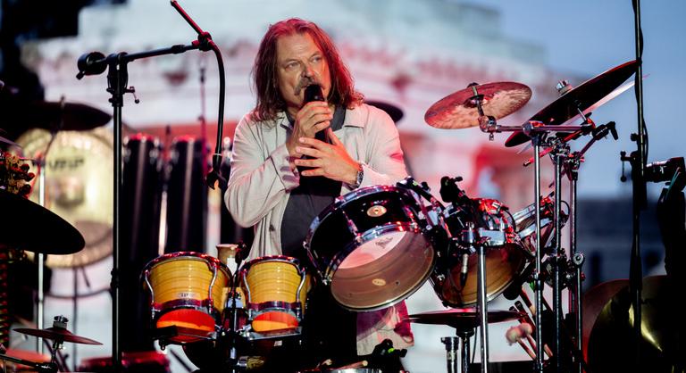 Aranylemez, amely világokat köt össze: Leslie Mandoki megható és felemelő estje Budapesten