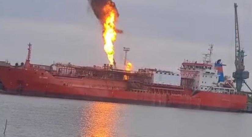 VIDEÓ: Dunai gázszállító hajót támadtak az oroszok, egy román település lakóit evakuálták