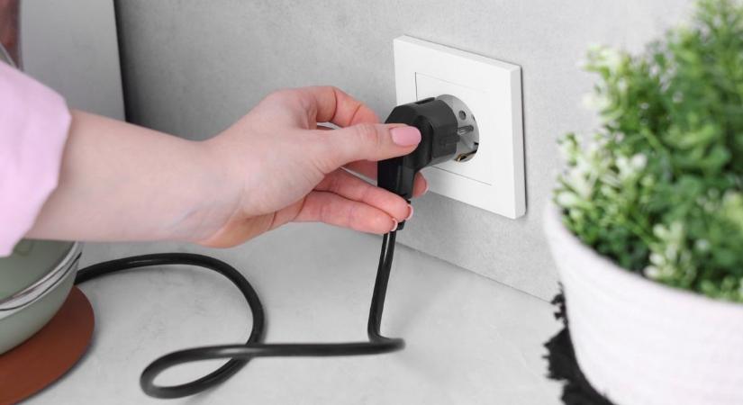 Ezek az áramot zabáló készülékek, elég, ha a konnektorba be vannak dugva