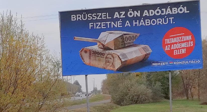 Már csak ez hiányzott: Vásárhelyre is jutott a pénzes-tankos propagandaplakátból