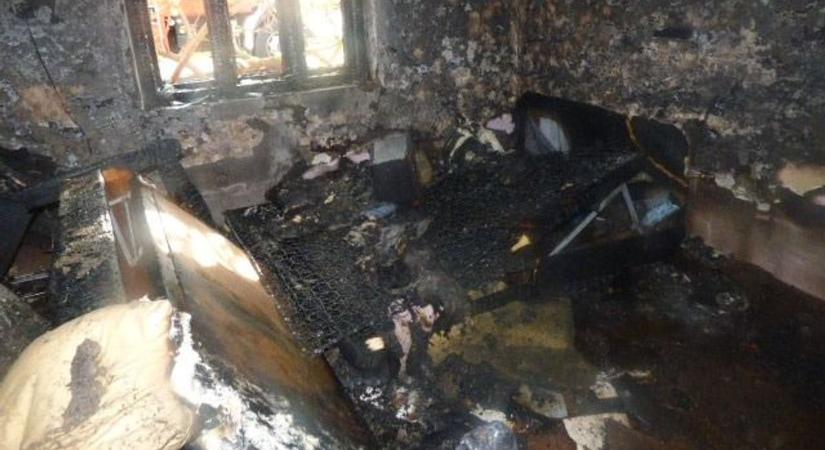 Lángok martaléka lett egy ház Karcagon, megrázó fotók érkeztek a helyszínről