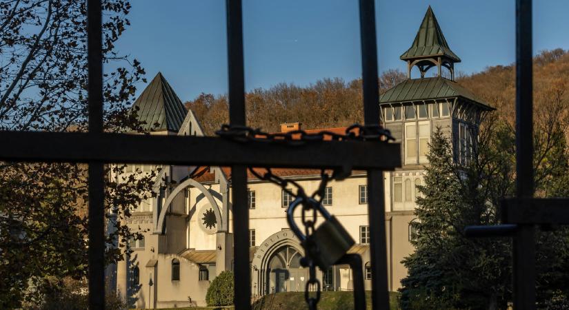 Amikor 9 főnek tartanak konferenciát – továbbra is nyeli a milliárdokat Makovecz Imre piliscsabai álma