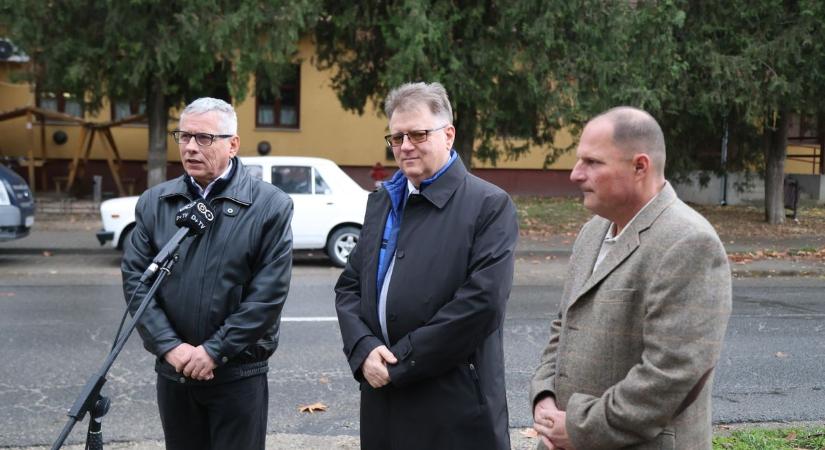 Örömhír az adonyiaknak: mégis megvalósul az Unió által elkaszált útfelújítás - videóval