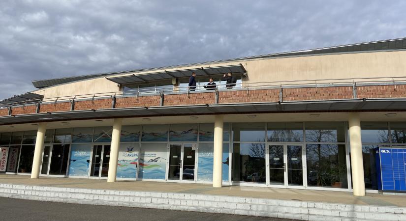 A parkolóba is kerülnek napelemek a strandnál