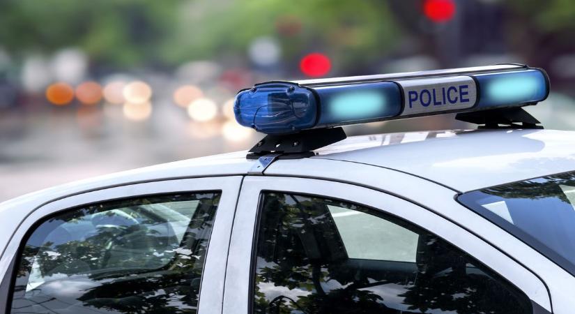 Hatalmas szél borította fel egy kamion vontatmányát, egy busz is nekiütközött