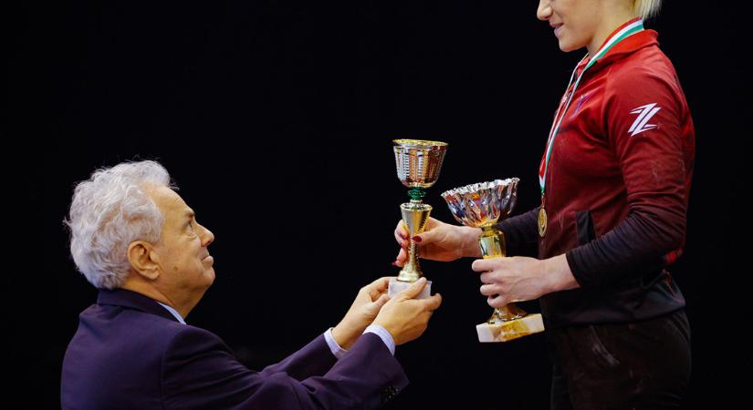 Mayer Gréta a Mesterfokú Bajnokság női győztese – Rózsa Györgytől vette át a kupát