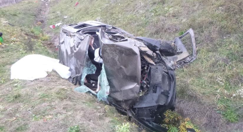 Megdöbbentő részletek a magyaregresi balesetről: a biztonsági övön lógott a sofőr