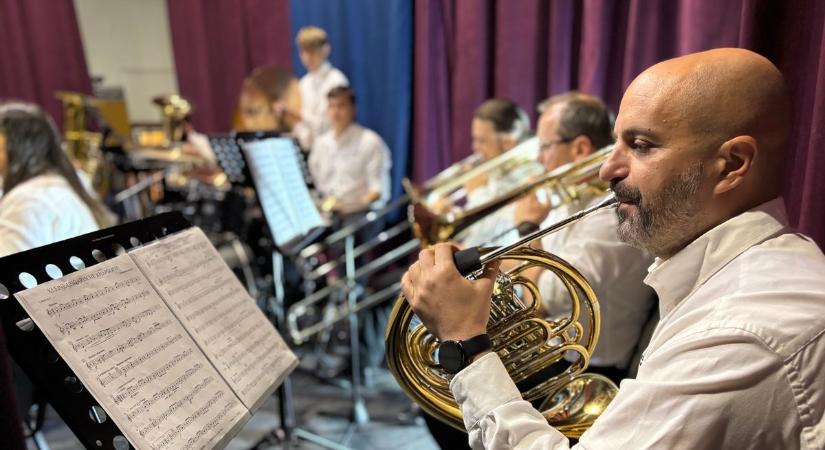 Teltház és könyvbemutató: különleges estét adott az Abai Fúvószenekar!