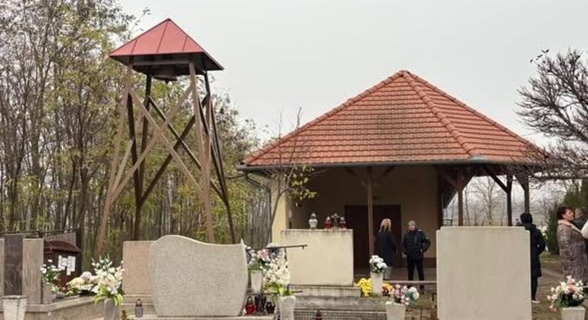 Közösségi összefogással szólalhattak meg újra a harangok a temetőben!